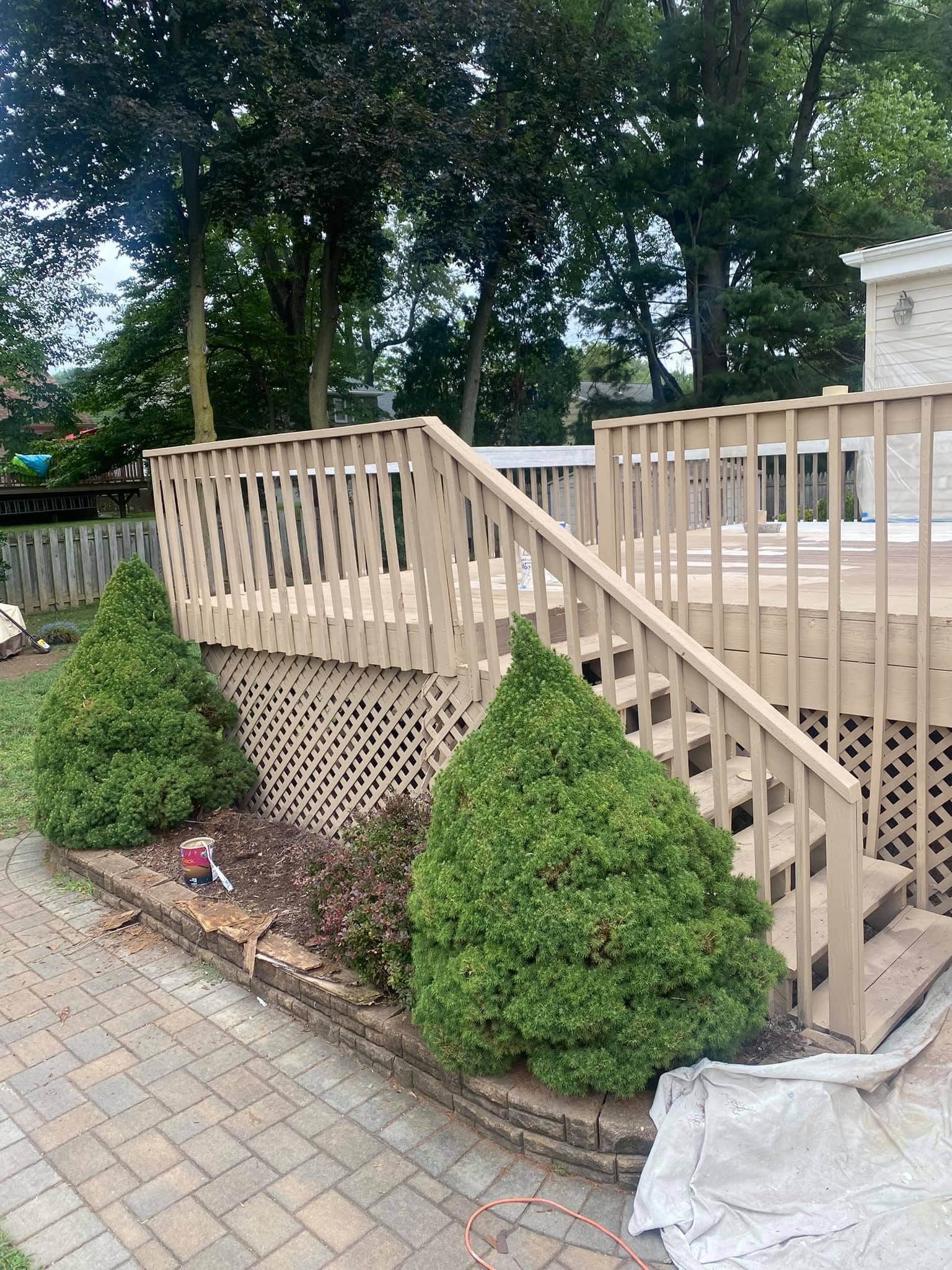 Deck with beige railings, stairs and lattice